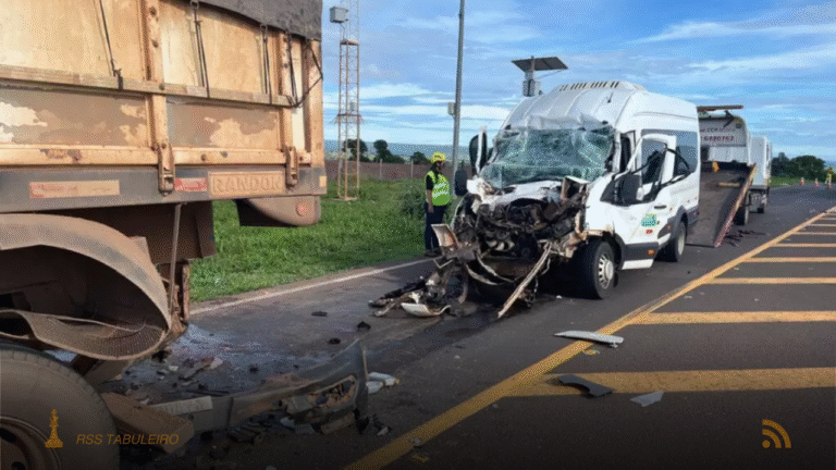 Acidente na BR-163 deixa um morto e seis feridos após colisão entre van e caminhão