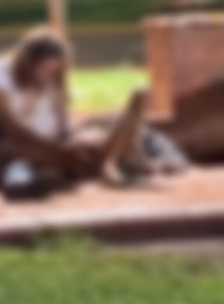 Vídeo flagra casal em suposta situação íntima na Praça da Matriz, em São Gabriel do Oeste