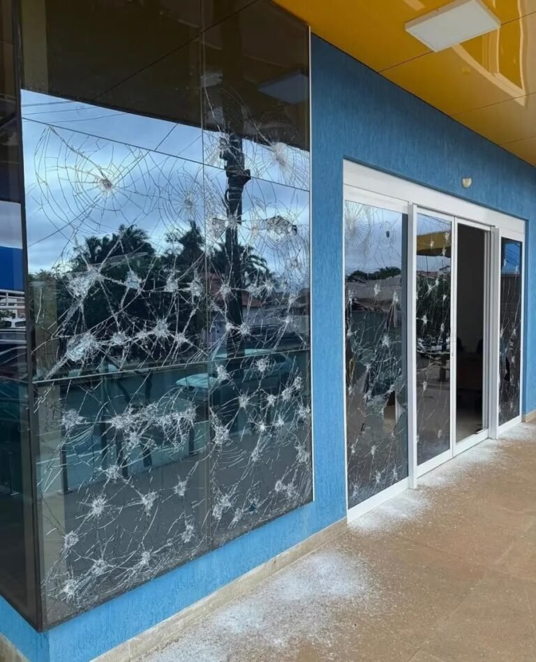 Câmara de Costa Rica é alvo de vandalismo e tem vidros quebrados durante a madrugada