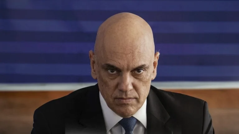 Moraes determina apreensão de passaportes de Flávio Bolsonaro após derrota para Lula; pedido da PF foi apresentado sete minutos após resultado eleitoral