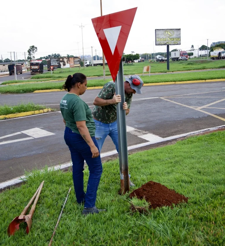São Gabriel do Oeste recebe novas placas e substitui sinalização desgastada